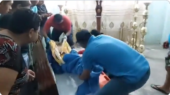 Tubuh Bella Montoya, 76, saat diangkat dari peti mati setelah disebut hidup lagi ketika prosesi pemakaman. Bella dinyatakan meninggal dua hari sebelumnya. - Image