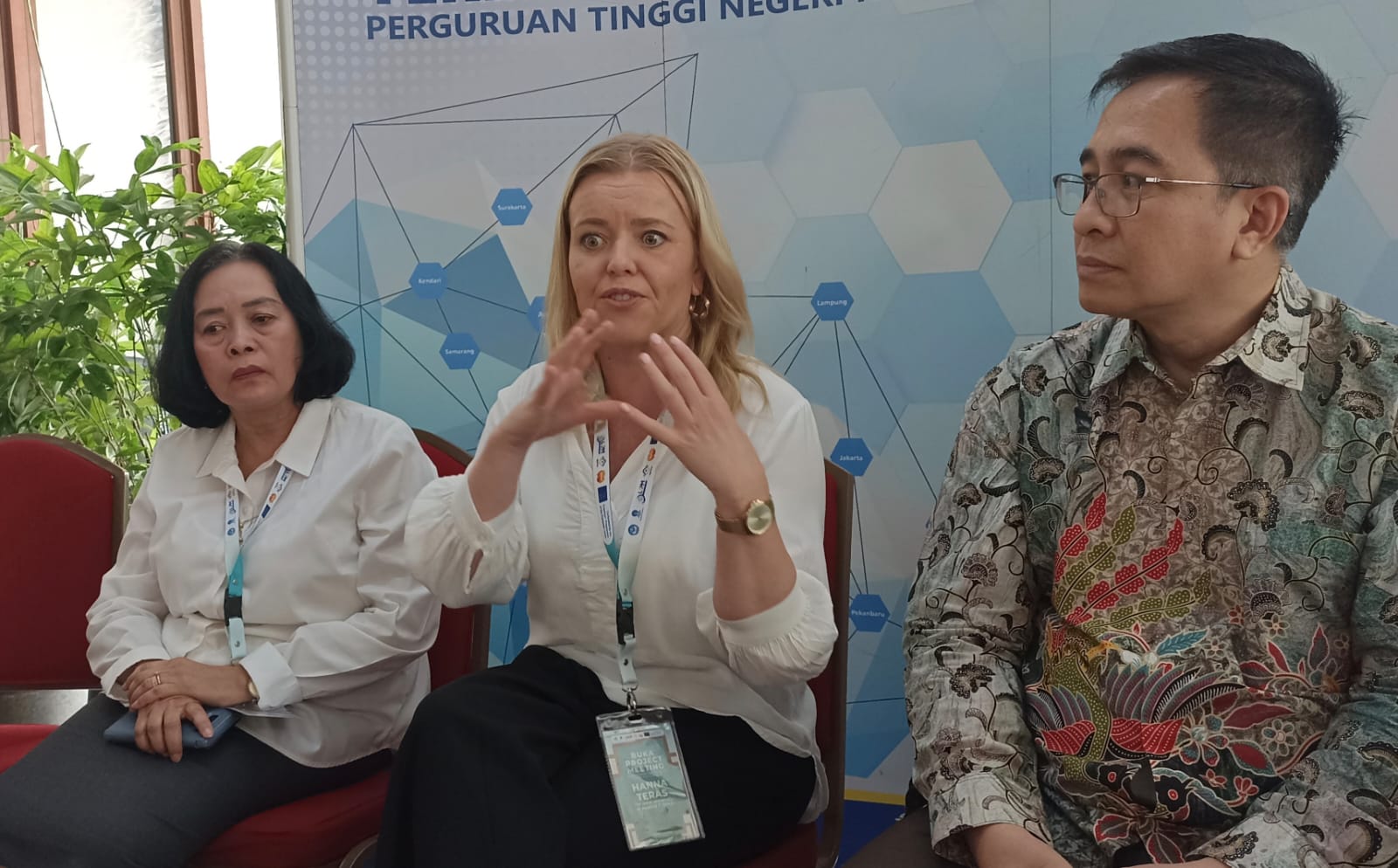 Hanna Teras dari Tampere University of Applied Sciences Finlandia (tengah) menjelaskan program bantuan akses internet untuk Indonesia (12/6). Hilmi/Jawa Pos - Image