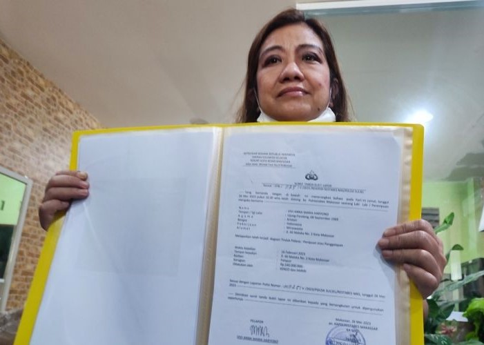 Korban penipuan aplikasi trading CT4F menunjukkan laporan polisi, Senin (12/6). - Image