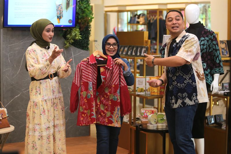 Wali Kota Surabaya Eri Cahyadi bersama istri Rini Indriyani berkolaborasi dengan melakukan live shopping di marketplace Tokopedia. (ANTARA) - Image