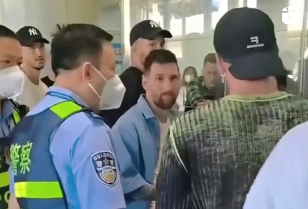 Lionel Messi tertangkap kamera sedang diperiksa petugas imigrasi Beijing, Tiongkok. (Istimewa) - Image