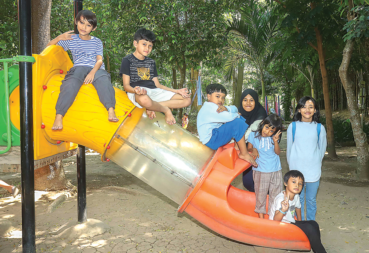 BERMAIN DAN BELAJAR: Anak-anak homeschooling bermain bersama di Taman Harmoni, Keputih, pekan lalu. - Image