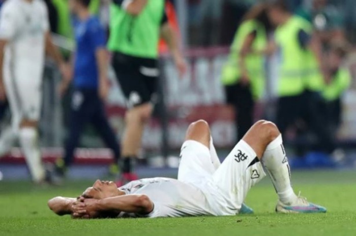 Pemain Spezia tampak lesu setelah timnya kalah 1-3 dari Hellas Verona di babak play-off. - Image