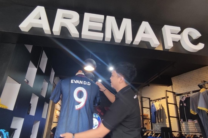 Arema FC Store memajang jersey nomor 9 yang bakal dikenakan Evan Dimas Darmono dalam mengarungi kompetisi musim depan. - Image