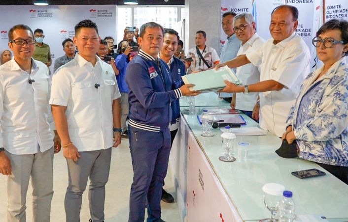 Raja Sapta Oktohari-Ismail Ning mendaftarkan diri sebagai bakal calon ketua umum - wakil ketua umum Komite Olimpiade Indonesia. - Image