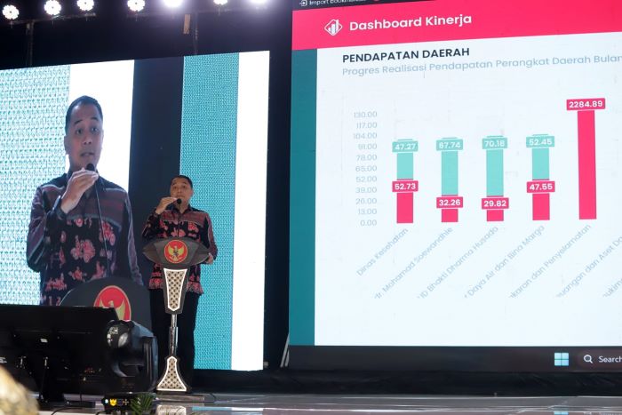 Wali Kota Surabaya Eri memaparkan aplikasi dan sistem smart city yang diterapkan Pemkot Surabaya dalam memberikan pelayanan bagi warga pada Forum Smart City. - Image