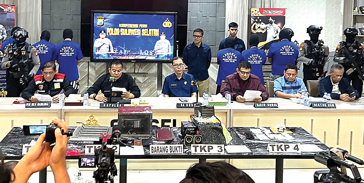 UNGKAP BUKTI DAN TERSANGKA: Kapolda Sulsel Irjen Setyo Boedi (dua dari kiri) menjelaskan kasus temuan brankas narkoba di kampus UNM. - Image