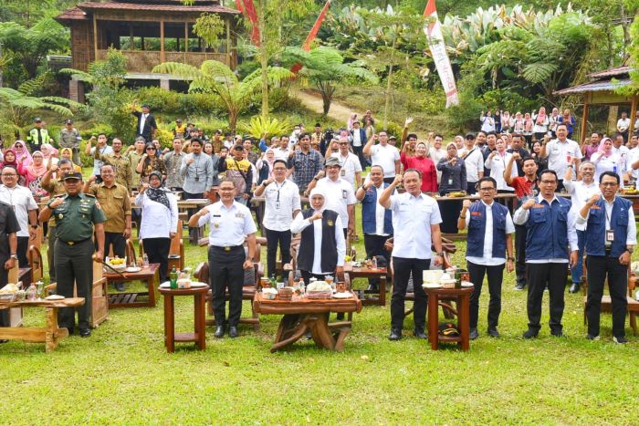 Gubernur Jawa Timur Khofifah Indar Parawansa meresmikan kawasan pedesaan Agroforestri Kopi Lereng Gunung Arjuno (AKLA) di area Wisata Oyot Coban Talun, Kota Batu, Rabu (14/6). - Image