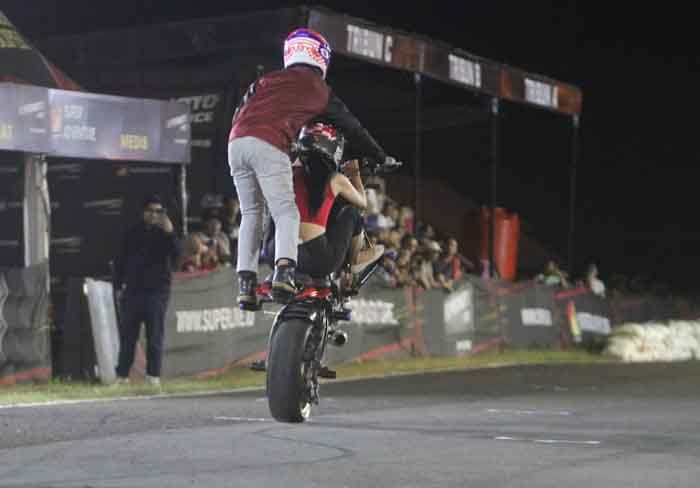 Aksi aksi freestyle yang dilakukan komunitas supermoto