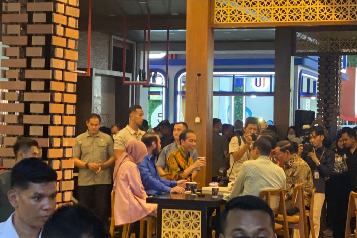 Presiden RI Joko Widodo (Jokowi) menyempatkan diri untuk ngopi bersama di area JIEXPO Kemayoran, Jakarta Pusat. (Royyan/JawaPos.com) - Image