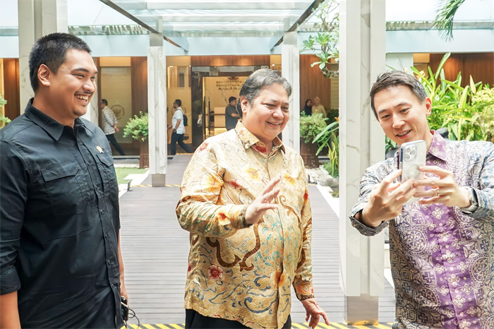 Menteri Koordinator Bidang Prekonomian Airlangga Hartarto dan Menpora Dito Ariotedjo saat bertemu dengan CEO TikTok Shou Zi Chew di Jakarta, Rabu (14/6). - Image
