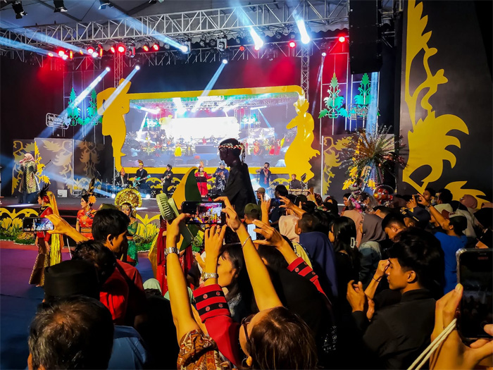 Tarian Multietnis Kota Medan yang dibawakan oleh penari Dinas Pariwisata Kota Medan berhasil memukau pengunjung pada acara Kenduri Seni Melayu di Kota Batam, Kepri, Rabu (14/6) malam. (Istimewa). - Image