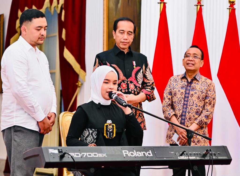 Presiden Jokowi menerima kunjungan Putri Ariani di Istana Merdeka, Jakarta, Rabu (14/6). - Image