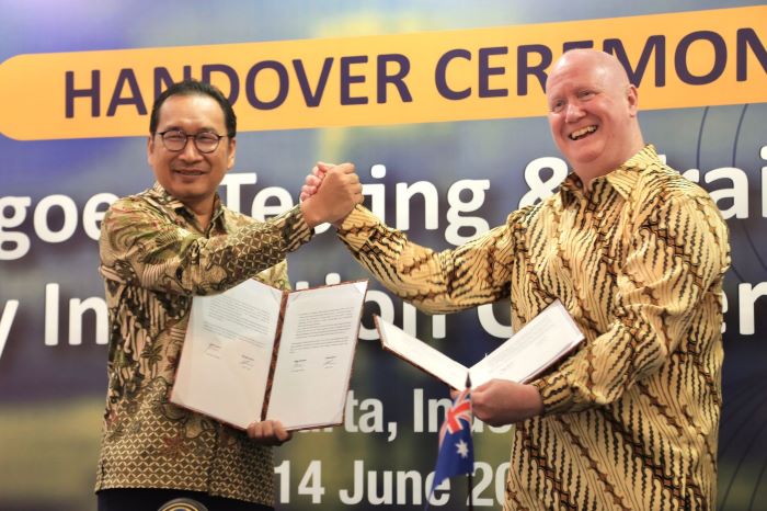 COE AMSA Mick Kinley mewakili Pemerintah Australia serahkan bantuan hibah fasilitas keselamatan pelayaran di Balai Teknologi Keselamatan Pelayaran kepada Dirjen Perhubungan Laut Arif Toha. - Image