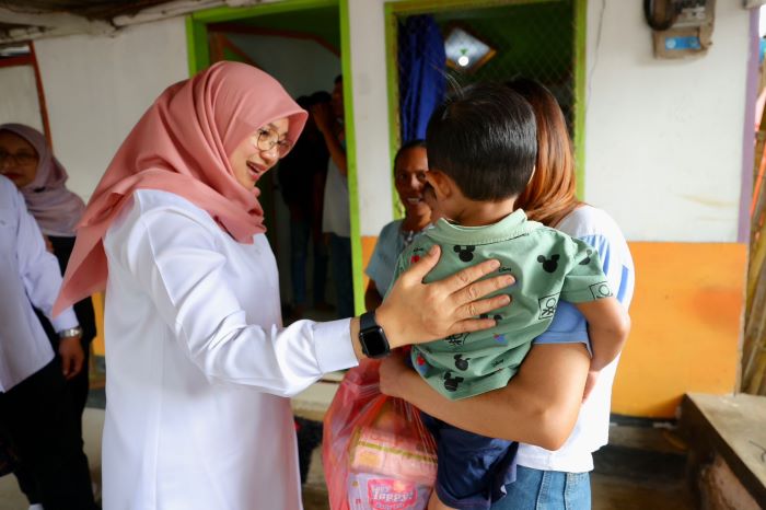 Bupati Banyuwangi Ipuk Fiestiandani mengunjungi warganya saat menjalani program Bupati Ngantor di Desa (Bunga Desa). - Image