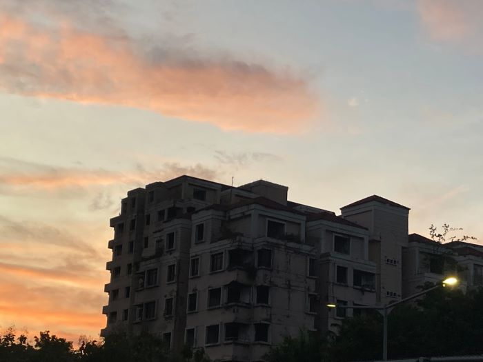 Apartemen Sejahtera Family di kawasan Kebonsari Surabaya, Rabu (14/6) dilanda kebakaran. - Image