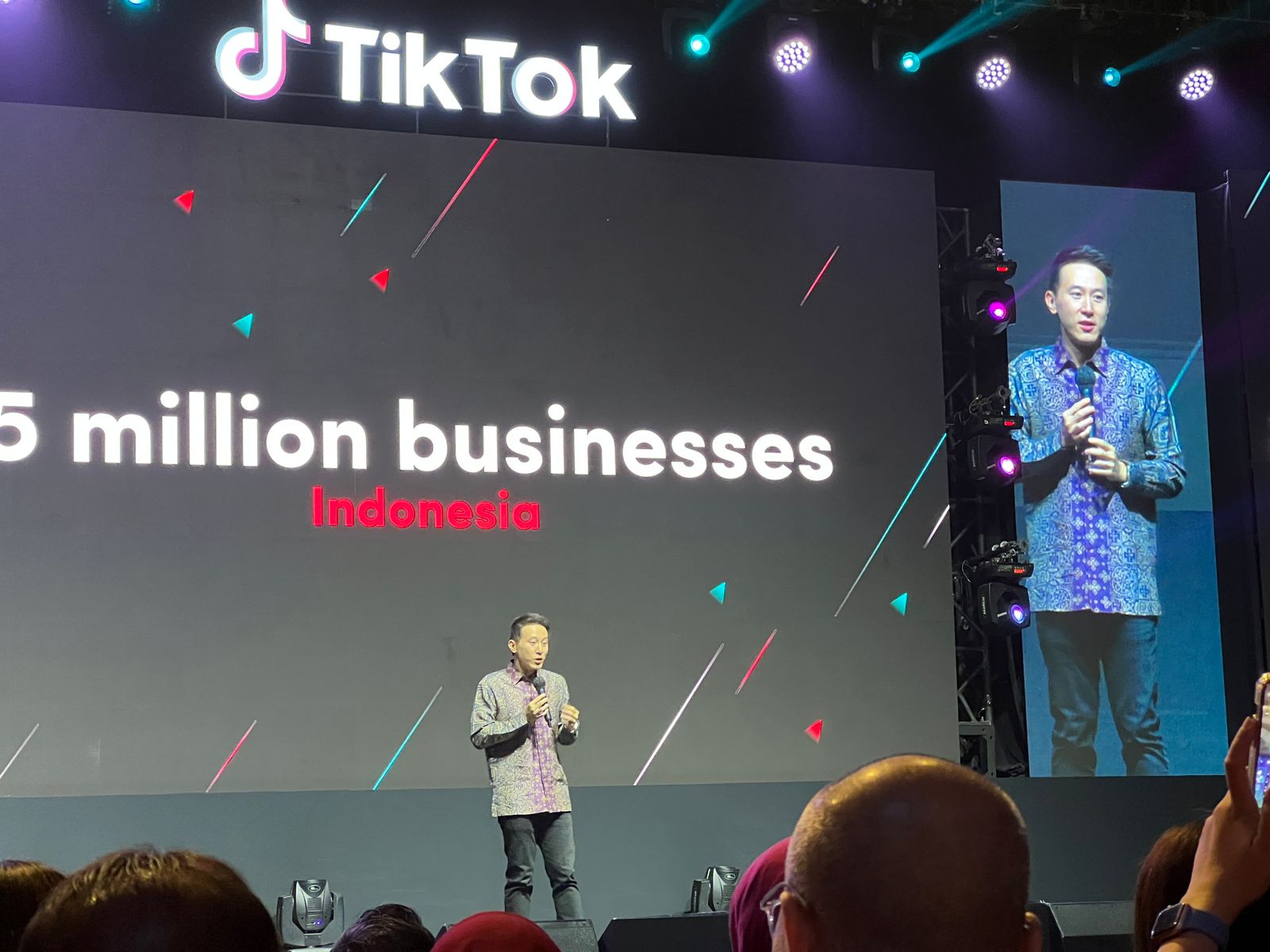 CEO TikTok Shou Zi Chew saat melakukan lawatan di Indonesia dan menyatakan minatnta untuk berinvestasi di Tanah Air. - Image