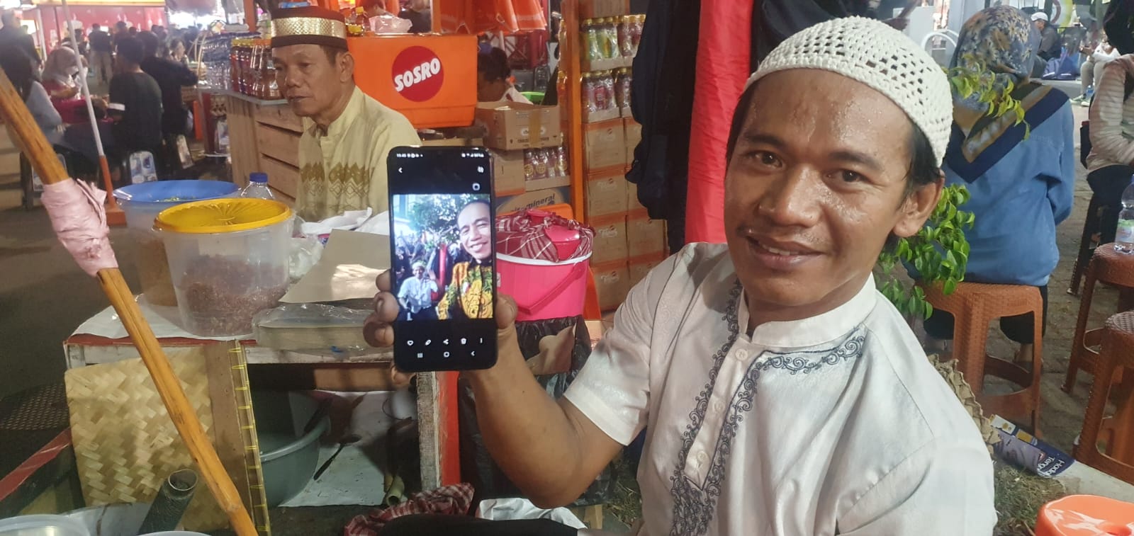 Pedagang Kerak Telor di Jakfair 2023 yang Disambangi Jokowi (Istimewa). - Image