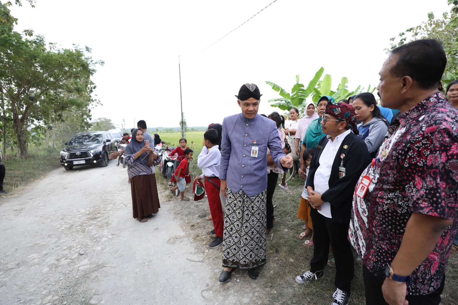 Gubernur Jawa Tengah (Jateng) Ganjar Pranowo mendapatkan aduan sekolah dan ruas jalan rusak dari aplkasi LaporGub. - Image
