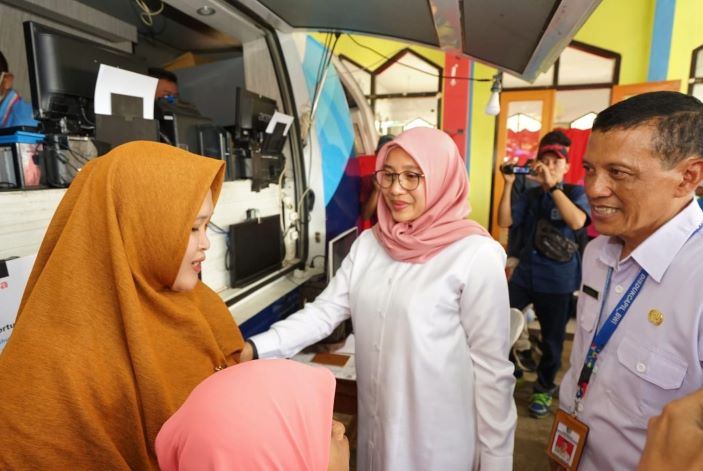 Bupati Ipuk Fiestiandani ngantor di Desa Kandangan, memastikan masyarakat mendapat layanan pemerintah. - Image