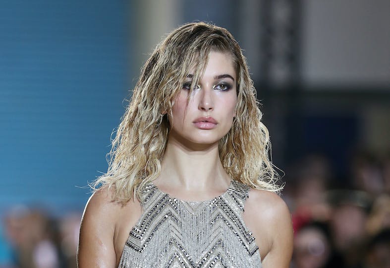 Hailey Baldwin Bieber, istri dari Justin Bieber, meminta penggemarnya tak memberikan komentar kebencian kepada Selena Gomez. - Image