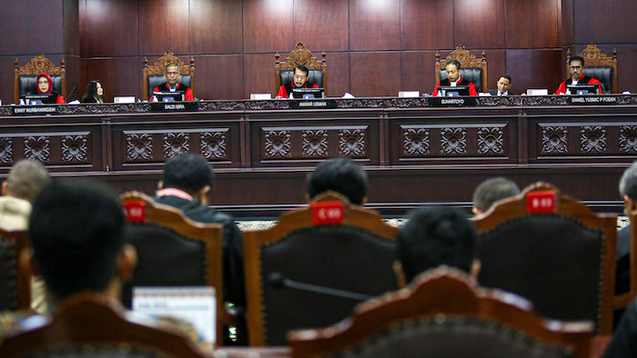 Ketua Majelis Hakim Mahkamah Konstitusi (MK) Anwar Usman (tengah) bersama Hakim Konstitusi memimpin jalannya sidang putusan permohonan uji materi pasal dalam UU Nomor 7 tahun 2017 tentang Pemilu di Gedung Mahkamah Konstitusi (MK), Jakarta, Kamis (15/6/202 - Image