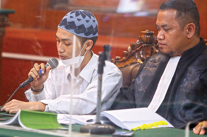 BERLANJUT: Terdakwa mengikuti sidang di PN Surabaya, Kamis (15/6). Saat itu hadir Daffa Adiwidya dan Direktur Poltekpel Heru Widada sebagai saksi. - Image