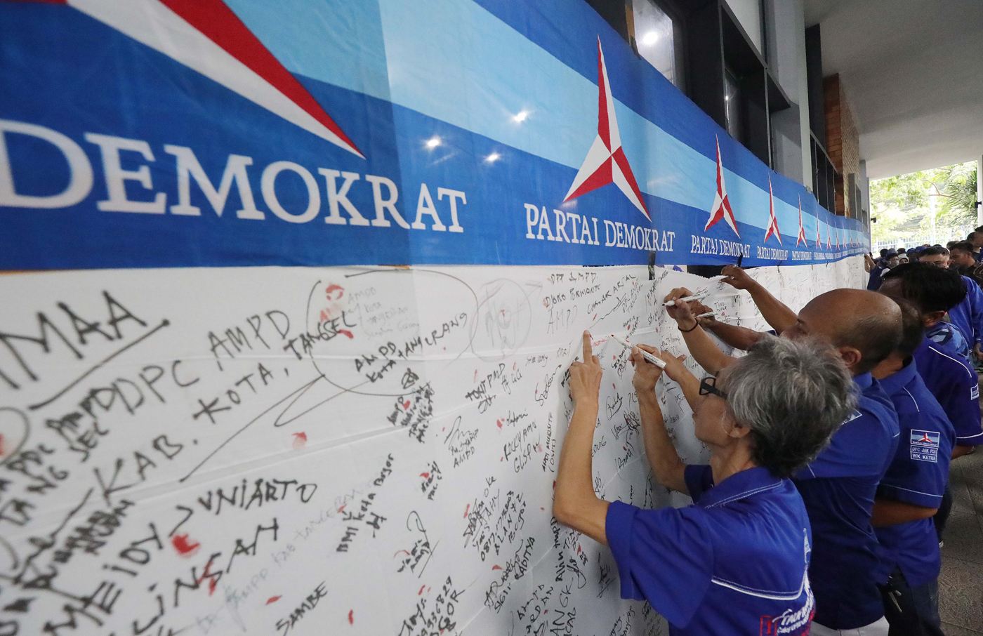 Sejumlah simpatisan Partai Demokrat melakukan aksi cap darah di kantor DPP Partai Demokrat, Jakarta, Jumat (16/6/2023). Aksi tersebut dilakukan untuk dukungan pada Ketua Umum Partai Demokrat Agus Harimurti Yudhoyono (AHY) melawan upaya hukum peninjauan ke - Image