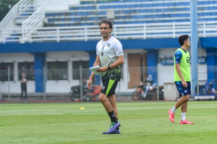 Luis Milla berencana akan merampingkan skuad Maung Bandung sebelum mengikuti kompetisi Liga 1 musim 2023/2024. - Image