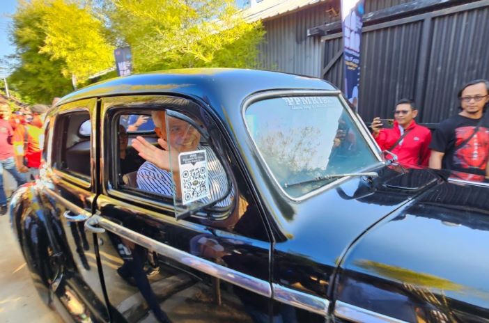 Ganjar Pranowo dijemput mobil bersejarah milik Ibu Fatmawati ke lokasi pertemuan dengan para generasi Z dan milenial Bali di Kebon Vintage Cars Bali Classic, Denpasar, Sabtu (17/6). - Image