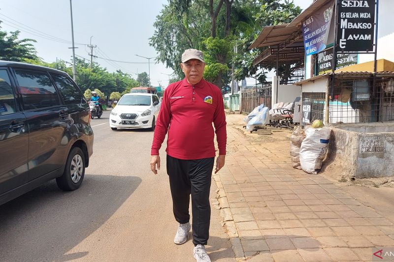 Penyintas stroke asal Bekasi, Komaruddin, 65, berlatih berjalan kaki sejauh 10 km di Jalan M Hasibuan, Kota Bekasi. Komaruddin bersiap menuntaskan misi berjalan kaki dari Jogjakarta ke Bandung. - Image