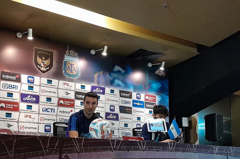 Pelatih Timnas Argentina Lionel Scaloni dalam konferensi pers menjelang pertandingan antara Indonesia melawan Argentina di media center, Stadion Gelora Bung Karno, Jakarta, Minggu (18/6). - Image