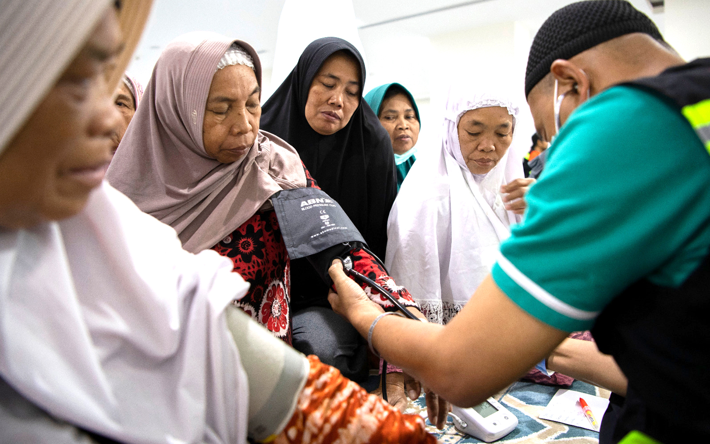 JAGA KONDISI: Jemaah haji dari Embarkasi Solo menjalani pemeriksaan kesehatan di pemondokan di kawasan Misfalah, Makkah, kemarin (17/6). - Image
