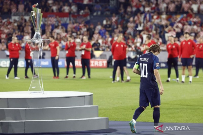 Luka Modric (10) tampak lesu setelah Kroasia dikalahkan Spanyol lewat drama adu penalti di final UEFA Nations League. - Image