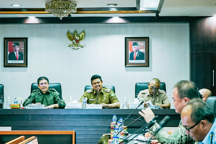 Wali Kota Medan Bobby Nasution saat menerima kedatangan rombongan anggota Komite II DPD RI di Balai Kota Medan, Senin (19/6). (Istimewa). - Image