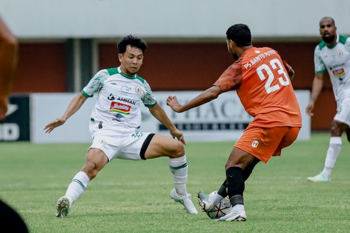 Wahyudi Hamisi (kiri) saat beruji coba dengan Borneo FC di Stadion Maguwoharjo. Wahyudi menilai PSS masih membutuhkan perbaikan sebelum memulai kompetisi. - Image