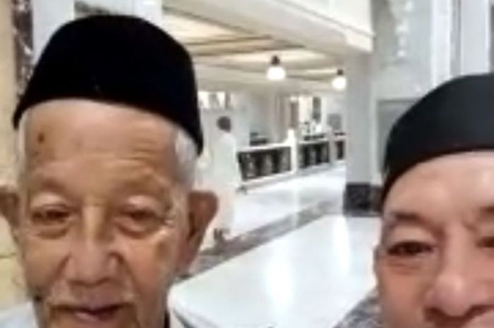 Calon haji asal Kabupaten Takalar Muh Arif Dg Rate bersama petugas kloter yang videonya viral karena ingin pulang ke rumahnya naik ojek. - Image