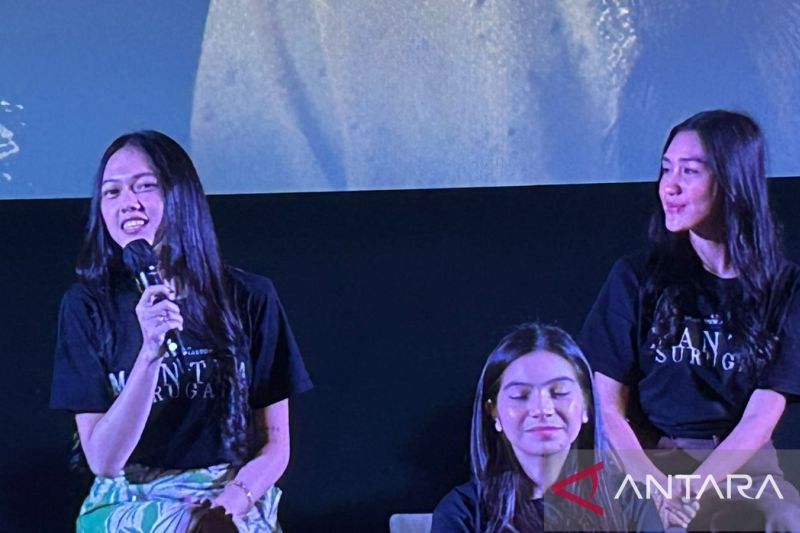 Aktris Cindy Nirmala (memegang mic) bersama Shabrina Luna (kanan) dan Fergie Brittany (tengah) saat penayangan perdana trailer film Mantra Surugana di Jakarta, Selasa (20/6). - Image