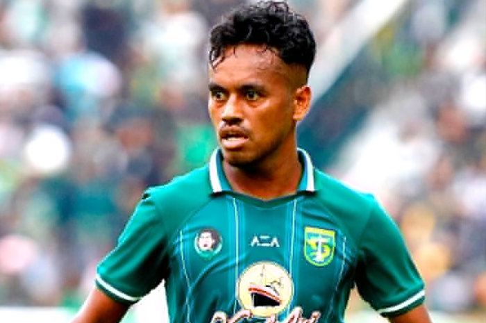 NAMBAH SETAHUN: Alwi Slamat diharapkan bisa mengeluarkan kemampuan terbaiknya bersama Persebaya Surabaya di Liga 1 2023-2024. - Image