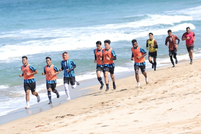 Skuad Arema FC menjalani finalisasi menghadapi Liga 1 dengan pemusatan latihan di Jogjakarta. - Image