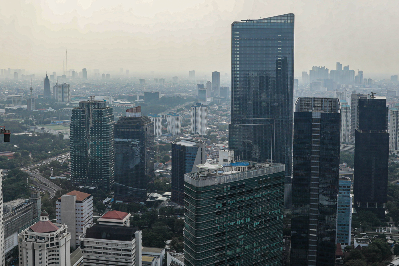 Suasana gedung bertingkat di kawasan Jakarta, Selasa (20/6/2023). Badan Pusat Statistik (BPS) mencatat pertumbuhan ekonomi Indonesia pada kuartal I tahun 2023 mencapai 5,03 persen secara tahunan (yoy) yaitu mengalami kontraksi 0,92 persen dibandingkan pad - Image