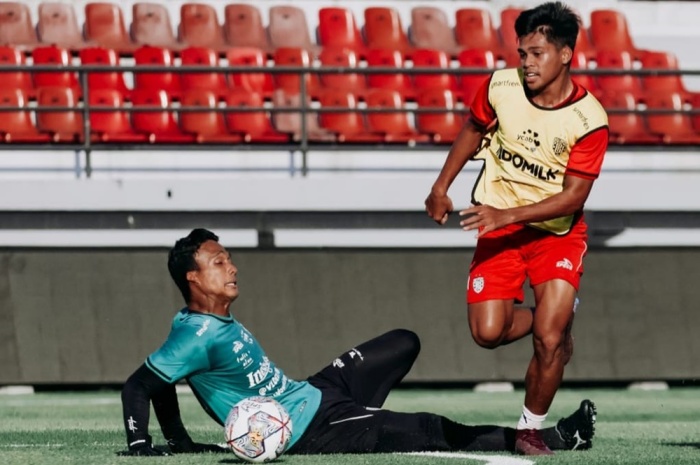 Pemain Bali United saat menjalani game internal. Pelatih Stefano Cugurra tak kaget dengan kebijakan menerjunkan pemain U-23. - Image