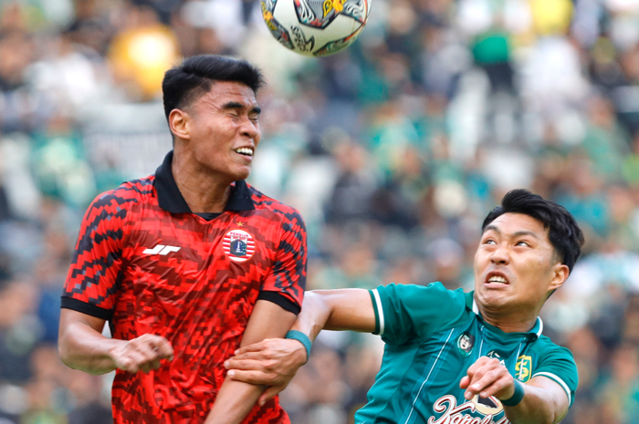 TAMBAH JAM TERBANG: Song Ui-yong (kanan) berduel dengan bek Persija M. Ferarri. - Image
