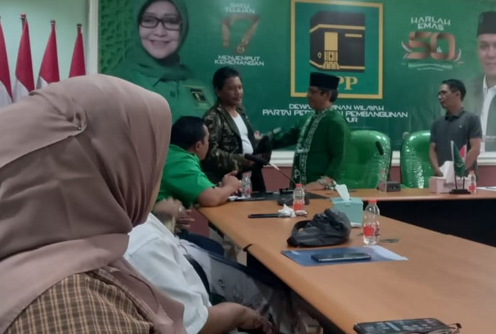 15 ketua PAC PPP Surabaya menyerahkan surat pengunduran diri di DPW PPP Jawa Timur di Kendangsari Surabaya pada Kamis (22/6). - Image