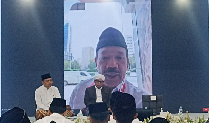 Anggota Amirul Hajj Noor Achmad menyampaikan sambutan di Istighosah Nasional menuju puncak haji (23/6) dari Makkah. Hilmi/Jawa Pos - Image