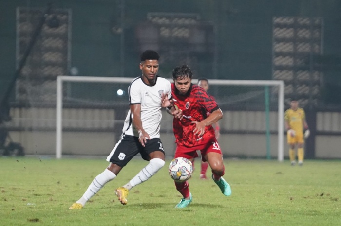 Persija Jakarta saat beruji coba dengan RANS Nusantara di Stadion PTIK, Rabu (21/6) malam. RANS mendapat modal bagus setelah menang 2-1 di laga tersebut. - Image