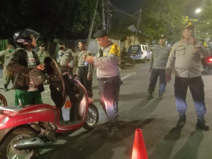 Polrestabes Surabaya gelar razia serentak antisipasi kejahatan malam hari. - Image