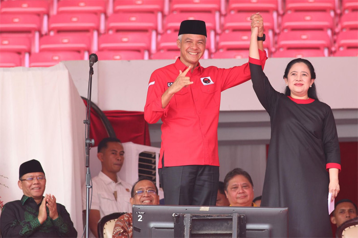 Calon Presiden PDIP Ganjar Pranowo bersama Ketua DPP PDI Perjuangan (PDIP) Puan Maharani di acara puncak Bulan Bung Karno (BBK) 2023 di Gelora Bung Karno (GBK) Jakarta, Sabtu (24/6/2023). (Istimewa). - Image