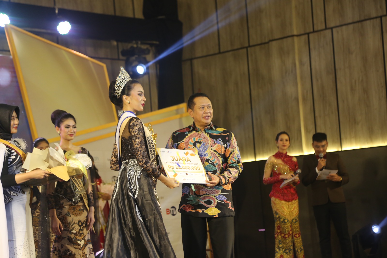 Elisha Lumintang dari Kabupaten Minahasa Utara dinobatkan menjadi Putri Otonomi Indonesia (POI) Tahun 2023. (Istimewa) - Image