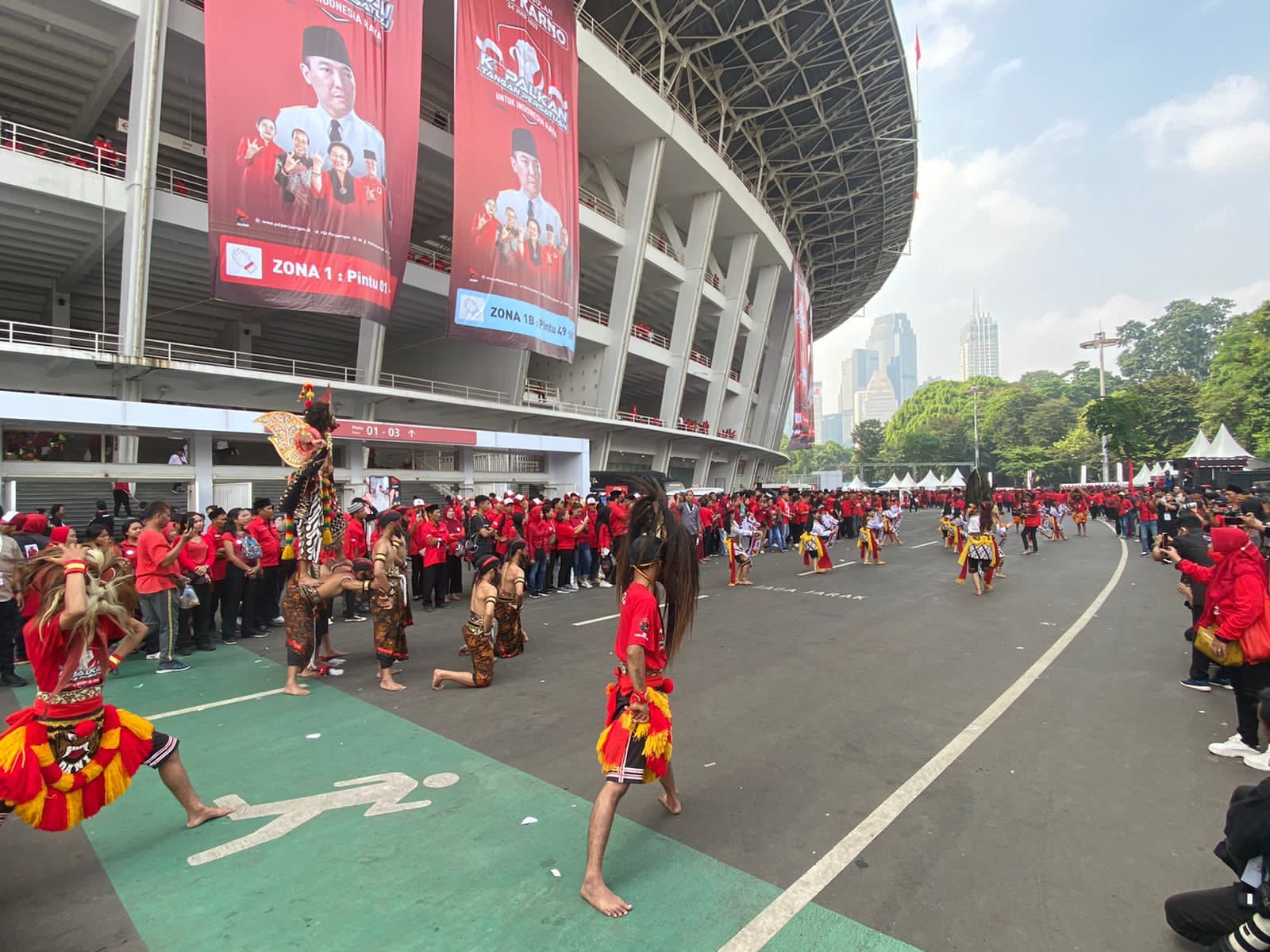 Pertunjukkan seni dan budaya mengawali peringatan puncak Bulan Bung Karno (BBK) 2023, Sabtu (24/6), di Stadion Gelora Bung Karno (GBK). - Image
